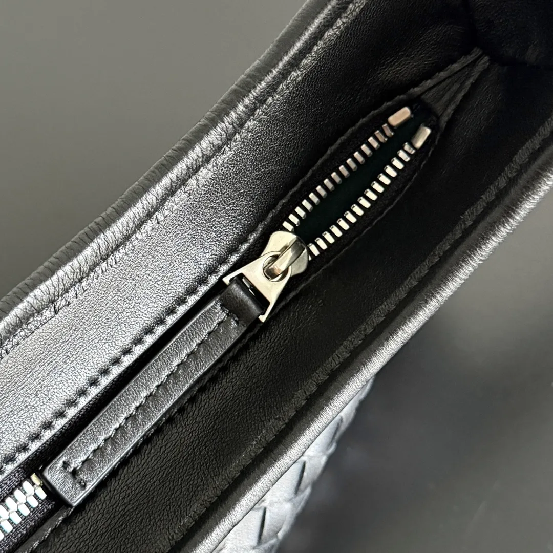 Batch 1660 BOTTEGA VENETA 2025 new men's small Veneto crossbody bag is made of lambskin, elegantly extends to the strap, fits perfectly on the upper body, and the light and neat shape is suitable for all your choices for business trips, travel or daily life. Top zipper, interior two compartments, extra-large capacity. The classic Veneta shape has been redesigned and turned into a bag that can be worn cross-body, simple yet stylish. Although it is designed as a men’s bag, it is also very suitable for girls to carry! The back is so handsome🕶! More aura ~ The shoulder straps are reasonably designed, making it comfortable and stylish to carry cross-body. The bag has a practical capacity and can easily fit your daily needs~ Whether it is paired with casual wear for going out on the street or with formal wear for commuting, put it on and your fashion sense will rise in a straight line📈! Style number: 836918 Size: 27*17*2.5cm